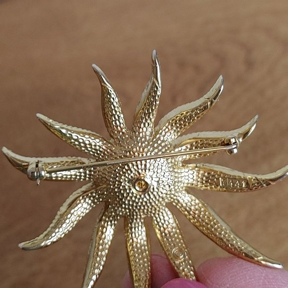 Vintage Marcel Boucher Brooch #7441 Gold Floral with Faux Pearl Center - Picture 6 of 10